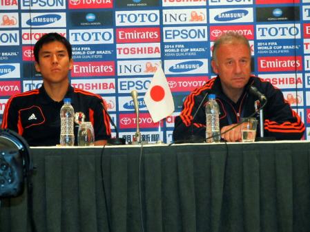 前日会見に臨んだ長谷部（左）とザッケローニ監督＝マスカット市内