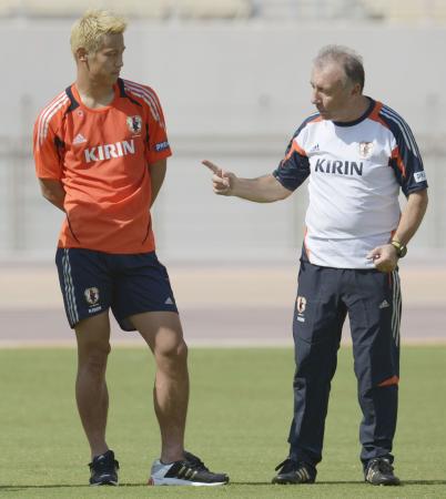 　ザッケローニ監督（右）は来年２月の親善試合ラトビア戦へ欧州組を招集する（共同）