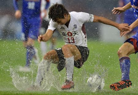 　後半、ピッチに雨がたまりボールキープにてこずる小川（撮影・会津智海）