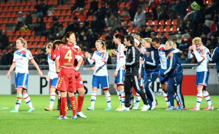 延長戦の末にオリンピック・リヨン（後方）に敗れうなだれる田中明日菜（手前）の頭に手を当て慰める澤　穂希＝埼玉・ＮＡＣＫ５（撮影・開出　牧）