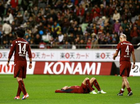 　試合に敗れ、ピッチに寝ころぶ大久保（撮影・立川洋一郎）