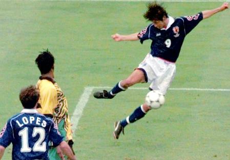 ９８年６月、Ｗ杯フランス大会で、Ｗ杯日本初得点となるボレーシュートを決めた中山（共同）