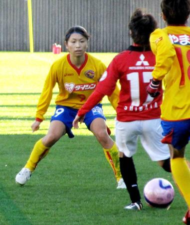 　浦和・柴田とマッチアップする仙台・鮫島