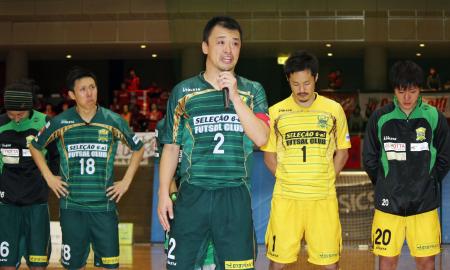 　９日の試合後、上咽頭がんであることを公表する神戸の鈴村拓也（中央）