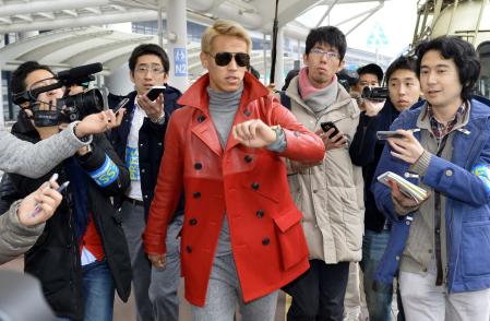 　帰国し、報道陣に囲まれる本田（撮影・村中拓久）