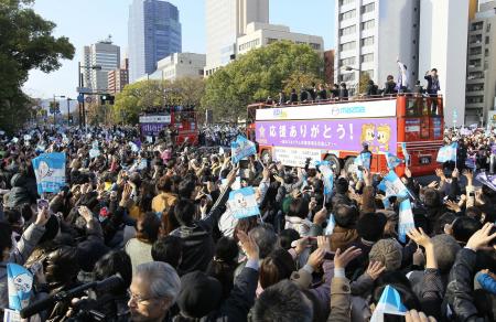 　６万人を超える市民が祝福する中、バスに乗って優勝パレードをする広島イレブン（撮影・出月俊成