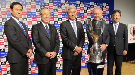　キリン杯を前に写真に納まった（左から）佐々木監督、磯崎キリンビール社長、大仁会長、ザッケローニ監督、吉武男子Ｕ‐１７代表監督