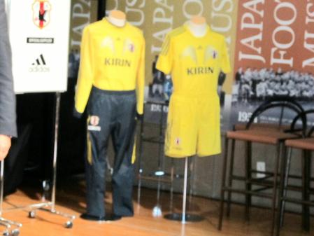 発表された13年に日本代表が着用する練習着。黄色が特徴的。