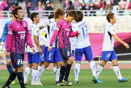 　延長戦の末に敗退し肩を落とす扇原（右から３人目）らＣ大阪イレブン