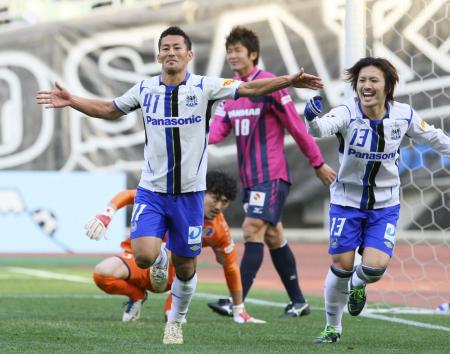 　延長後半７分、決勝ゴールを決め喜ぶ家長（左）＝撮影・岡田育磨