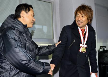 　決勝戦を視察した日本代表の佐々木監督（左）とＩＮＡＣ神戸の黒川監督