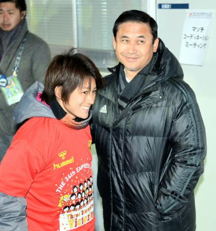 　足の負傷で試合に出なかったＩＮＡＣ神戸・近賀（左）を激励する日本代表・佐々木監督＝ＮＡＣＫ５スタジアム大宮