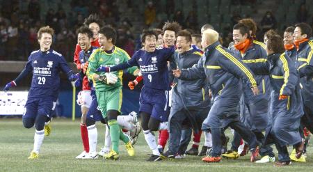 　試合終了間際にゴールを決めた「ＪＡＰＡＮスターズ」の中山さん（９）を祝福する両チームのイレブン