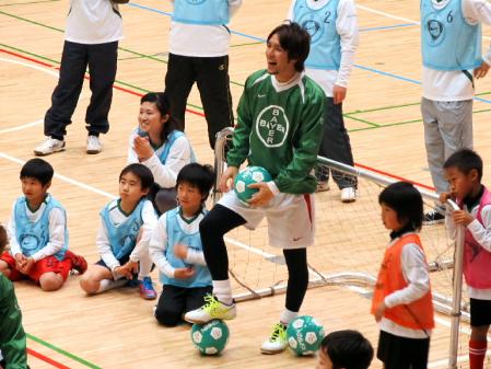 　サッカー教室で笑顔を見せる細貝