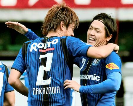 　前半、決勝ゴールを決め、中沢と抱き合って喜ぶＧ大阪・遠藤