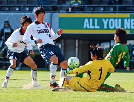 後半、滝川二・木下（左から２人目）がシュートを放つも、作陽ＧＫ太田（右から２人目）に止められる＝フクアリ（撮影・吉澤敬太）