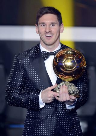 　男子世界年間最優秀選手に４年連続で選ばれ、笑顔でトロフィーを手にするアルゼンチン代表のメッシ（ＡＰ＝共同）