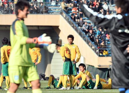 　ＰＫ戦で鵬翔に敗れ泣き崩れる星稜イレブン