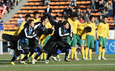 　ＰＫで星稜に競り勝ち大喜びで駆け出す鵬翔イレブン（撮影・園田高夫）