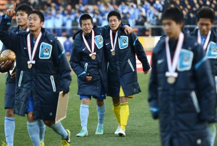 　泣きながら国立のピッチを後にする桐光学園イレブン（撮影・園田高夫）