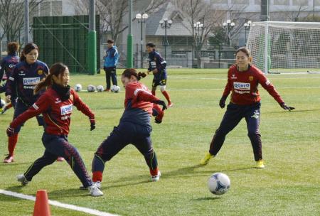 　ボール回しをするＩＮＡＣ神戸・澤（右）＝撮影・山本直弘