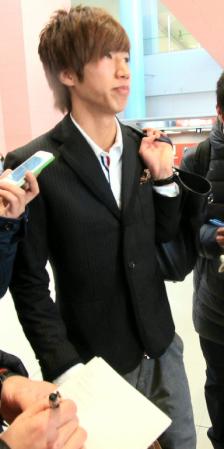 ラトビア戦へ向け帰国した日本代表ＦＷ大津祐樹＝関西空港