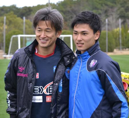 　試合ＧＰ、記念撮影をする横浜ＦＣ・三浦（左）とＣ大阪・南野