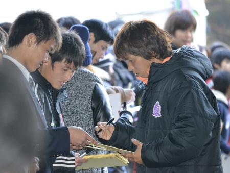 　練習後、大勢のファンにサインをする広島・佐藤