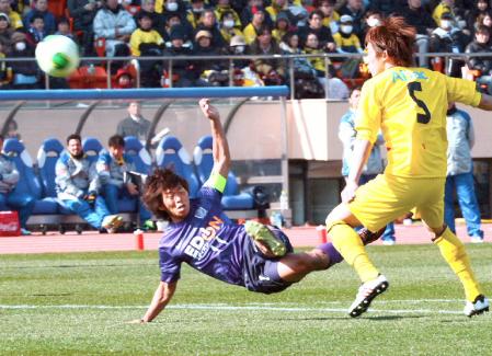 前半、鮮やかなボレーシュートで先制ゴールを決める佐藤（左）＝撮影・開出　牧