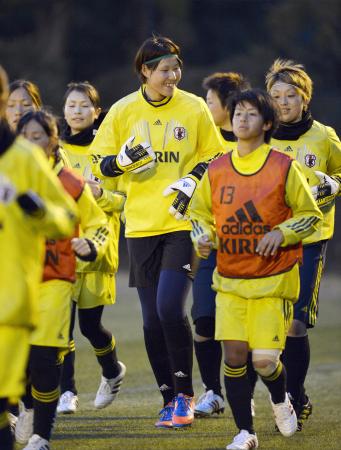 　チーム一背が高い山根恵里奈（中央）＝撮影・吉澤敬太