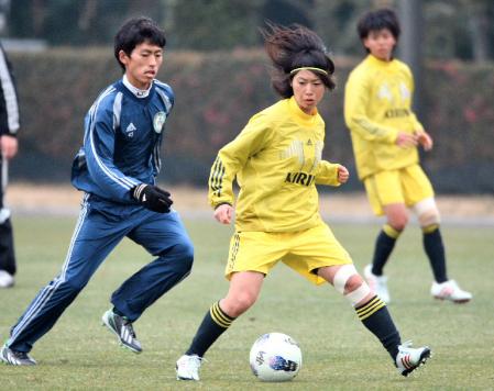 練習で男子大学生と競り合う田中陽子＝千葉県内のグラウンド（撮影・村中拓久）