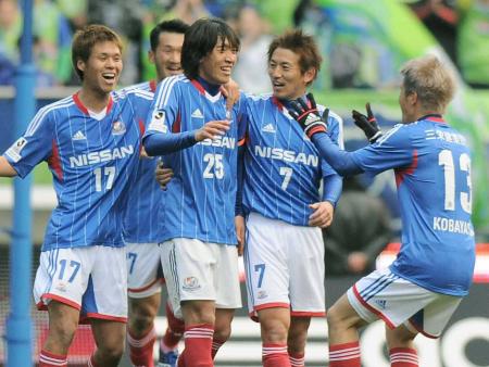 　前半、先制ゴールを決めた中村（右から３人目）を祝福する横浜Ｍイレブン