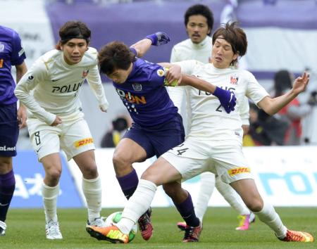 　原口（手前右）と激しく競り合う昨季優勝の広島・佐藤