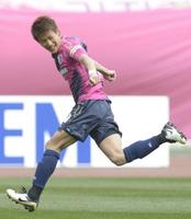 　決勝ゴールを決め、森島氏のパフォーマンスで駆けだす柿谷