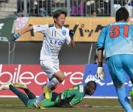 　後半、岐阜・デズモンド（奥）をかわしシュートを放つ横浜ＦＣ・三浦