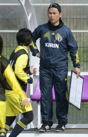 　練習を見守る佐々木監督（共同）
