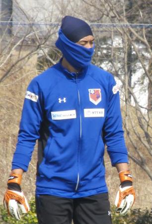 　花粉症予防でマスクをしたまま練習をする大宮・ＧＫ北野
