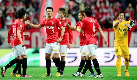 名古屋を破り、喜ぶ槙野（中央・５）ら浦和イレブン