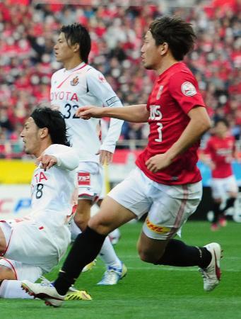 　浦和-名古屋　後半、決勝ゴールを決める浦和・宇賀神（右）＝埼玉スタジアム