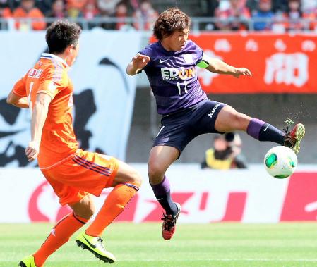 　新潟‐広島　前半、新潟・金根煥（左）と競り合う広島・佐藤＝東北電