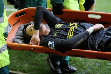 　エバートン戦の後半、脚を痛めて担架で運ばれるウィガンの宮市＝リバプール（共同）