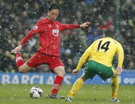 　ノリッジ戦の後半、ボールをクリアするサウサンプトンの吉田（左）＝ノリッジ（共同）