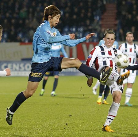 　ウィレム２戦の前半、攻め込むＶＶＶフェンロの大津（左）＝ティルブルフ（共同）