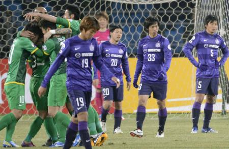 　後半、勝ち越し点を許し肩を落とす広島イレブン（共同）