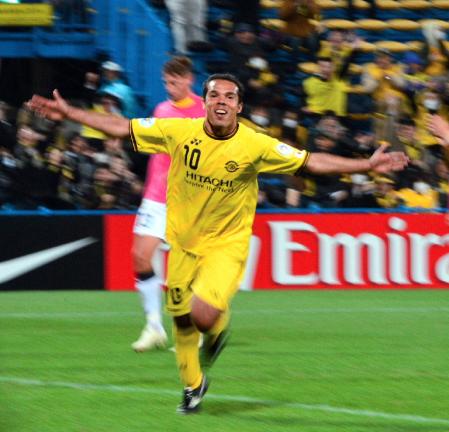 後半柏、３点目のゴールを決め喜びを爆発させる柏ＭＦのレアンドロ・ドミンゲス＝日立柏サッカー場（撮影・持木克友）