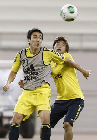 　Ｗ杯アジア最終予選に向け練習する長谷部（左）と乾（共同）