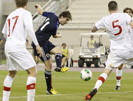 　後半、決勝ゴールを決めるハーフナー（共同）