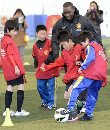 　子どもたちとサッカーをする、マンチェスター・ユナイテッドのＯＢアンドリュー・コール