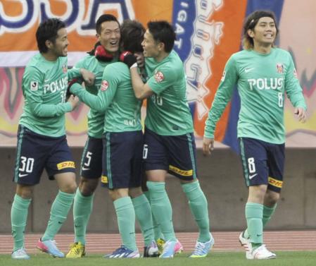 　前半、先制ゴールを決め、祝福される槙野（左から２人目）