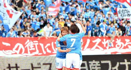 　後半、決勝ゴールを決め、イレブンと抱き合い喜ぶ横浜Ｍ・端戸（左）